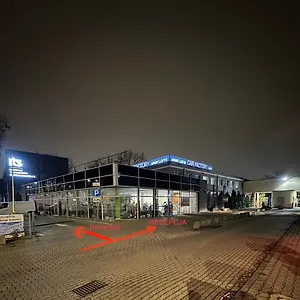  Hostal Loft Car Factory